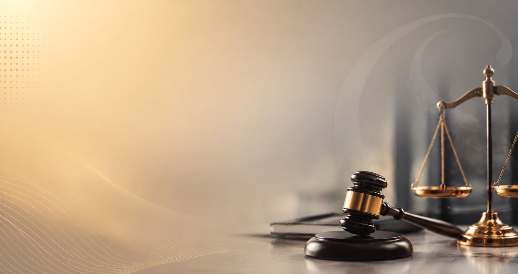 Balança da justiça e martelo de juiz sobre mesa de escritório de advocacia, tons de preto e dourado, iluminação dramática lateral, foco seletivo, fotografia realista profissional